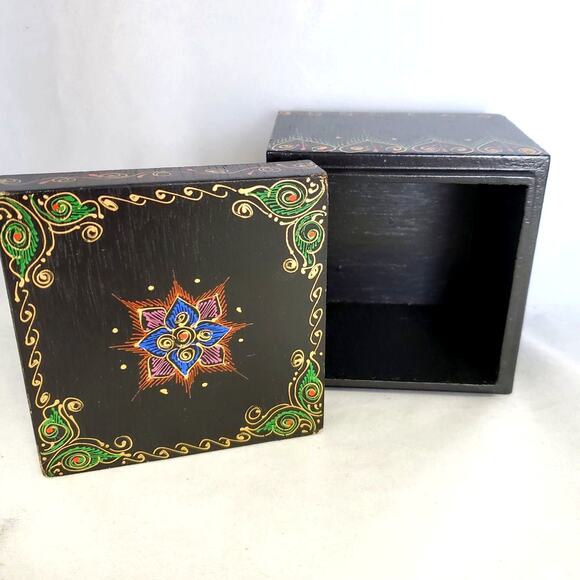 Vintage Hand-Painted Black Wooden Trinket Box with Lid Thailand 4x4x3.5. - Picture 2 of 5